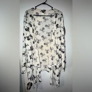 Hot Topic Black and Cream Skull Sweater